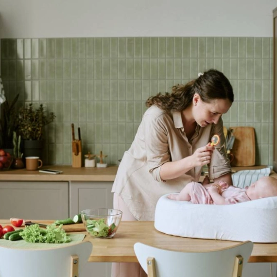 kako-napraviti-praktican-kutak-za-hranjenje-bebe